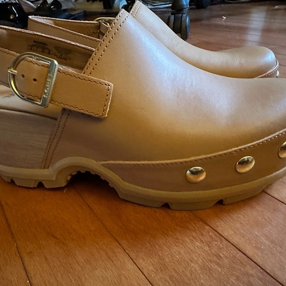Sorel Tan Clogs with Gold Accents - Picture 9 of 9